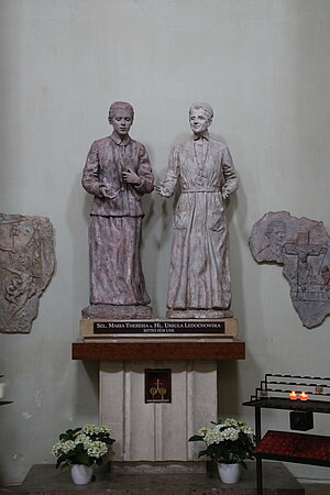 Loosdorf, Pfarrkirche hl. Lorenz, Denkmal für sel. Theresia und Ursula Ledochowska, 1977