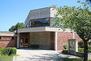 Winzendorf, Pfarrkirche hl. Josef der Arbeiter, 1971 nach Plänen von Eva und Karl Mank errichtet