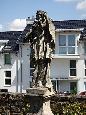 Altlengbach, Statue des hl. Johannes Nepomuk vor dem Pfarrhof, Mitte 18. Jh.