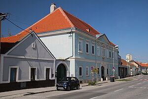 Mannersdorf, Hauptstraße 13, ehem. Schule, hakenförmige Anlage von 1839, 1851 von Josef Utz adaptiert