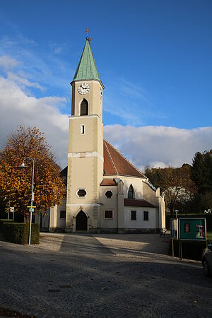 Niederkreuzstetten, Pfarrkirche hl. Jakob d. Ä. am Ostrand des Marktes, Langhaus und Westturm 1923 von Karl Holey errichtet