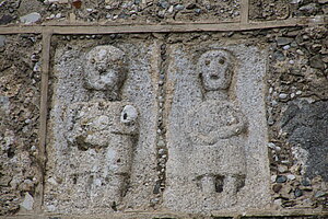 St. Valentin, Pfarrkirche St. Valentin, römische Grabstele an der Fassade des Langhauses