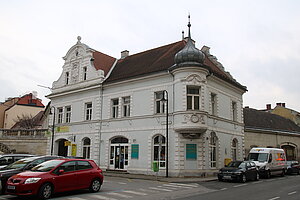 Stockerau, Dr. Karl Renner Platz Nr. 2: 1898-1900 von Max Kropf als Pendant zur Kirchenmühle errichtet