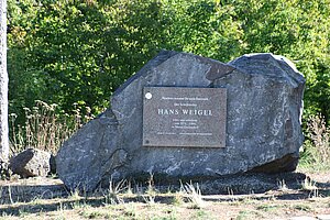 Maria Enzersdorf, Gedenkstein für Hans Weigel im Park rund um Burg und Schloss Liechtenstein