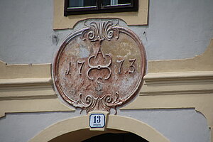 Aspang, Hauptplatz Nr. 13, Stuckkartusche über dem Korbbogentor, 1773 bezeichnet