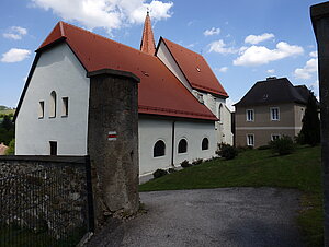 Altlengbach, Pfarrkirche Hll. Simon und Thaddäus, Langhaus mit überhöhtem Chor, im Hintergrund der Pfarrhof