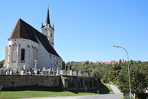 Drosendorf, Pfarrkirche hll. Peter und Paul, vom Friedhof umgeben, in der Altstadt, um 1517