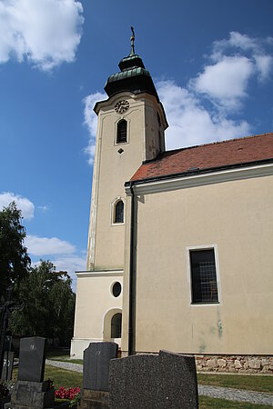 Gnadendorf, Pfarrkirche hl. Johannes der Täufer, nachgotischer Chor, barockes Langhaus, West-Turm bezeichnet 1743