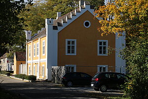 Gneixendorf, Schloss, ehem. Wasserhof, im Kern 1. H. 17. Jh., Wirtschaftsgebäude