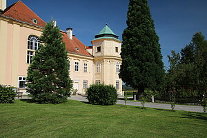 Schloss Heiligenkreuz mit Pfarr- und Wallfahrtskirche Mariae Himmelfahrt, ab 1733 errichtet