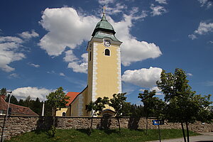 Waldenstein, Pfarrkirche hl. Michael, im Kern romanisch, Langhaus im 15. Jahrhundert zu zweischiffiger Halle umgebaut
