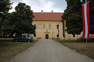 Atzenbrugg, Schloss Atzenbrugg, Portalfront