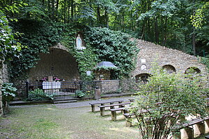 Bisamberg, Grottenhain, zu Ehren der Madonna von Lourdes 1935 angelegt