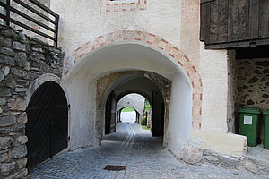 Gloggnitz, sog. Schloss Gloggnitz, ehem. Benediktinerkloster, Blick durch Torturm