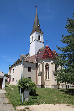 Jedenspeigen, Pfarrkirche hl. Martin, im Kern mittelalterlicher Bau, Umgestaltung durch Wiener Dombaumeister Friedrich von Schmidt, 1880-1886