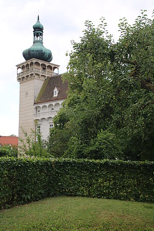 Schloss Pottenbrunn, bestehend aus im Kern mittelalterlicher Burg mit Bergfried ("Altes Schloss") und Wohnschloss, Mitte 16. Jh.