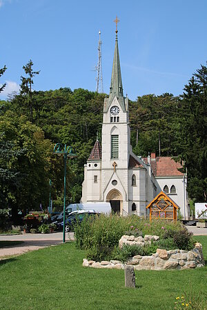 Hirtenberg, Pfarrkirche hl. Elisabeth, 1898 von Otto Frauenlob als Stiftung der Hirtenberger Patronenfabrik errichtet