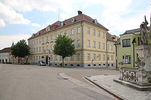 Kirchberg am Wagram, Marktplatz Nr 27, neuklassizistischer Bau, 1912-13 nach Plänen von Franz Österreicher errichtet, hofseitig Gefangenenhaus