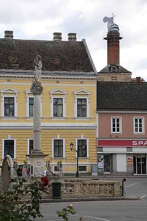 Laa an der Thaya, Blick vom Stadtplatz zum Rauchfang der Brauerei