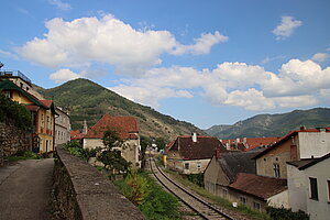 Spitz, Gleisanlage der Wachaubahn von der Oberen Gasse aus