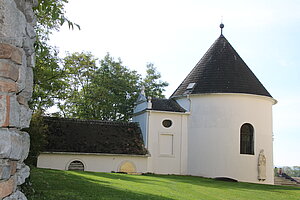 Wullersdorf, Pfarrkirche hl. Georg, Karner (Wolfgangskapelle), im Kern romanisch, im 2. Viertel des 18. Jh.s barockisiert
