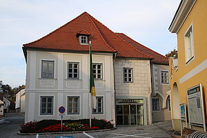 Gföhl, Hauptplatz, ehem. Gasthaus Edhofer, im Kern 16./17. Jh.