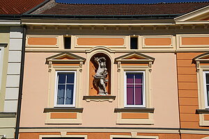 Gmünd, Stadtplatz Nr. 29: ehem. Gasthaus, Baukern 16./17. Jh. - Hl. Sebastian in Nische