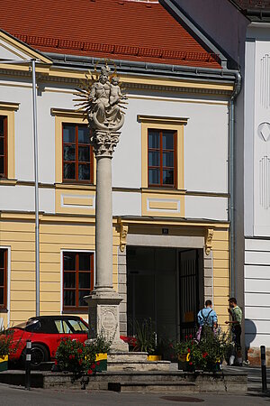 Groß-Gerungs, Mariensäule am Hauptplatz, bezeichnet 1697