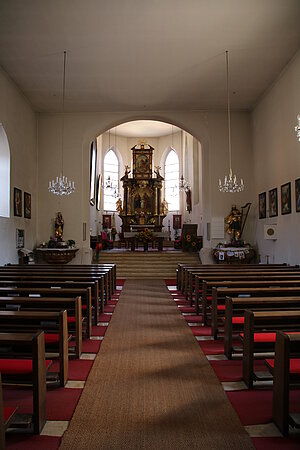 Martinsberg, Pfarrkirche hl. Martin, Blick Richtung Hochaltar