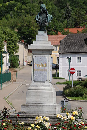 Sitzendorf an der Schmida, Denkmal Kaiser Franz Joseph I., 1898