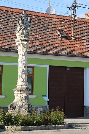 Zellerndorf, Dreifaltigkeitssäule in der Ortsmitte, 1737