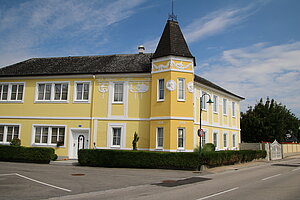 Etsdorf am Kamp, Haus Nr. 11, Stuckierung mit landwirtschaftlichen Szenen, 1923