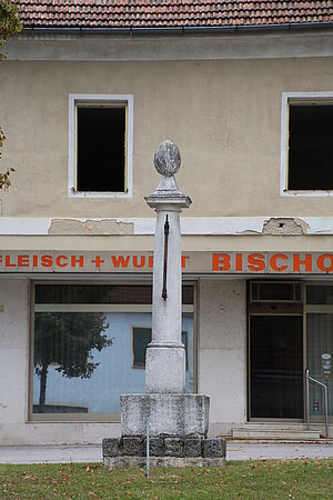 Großweikersdorf, Hauptplatz, Pranger, Ende 17. Jh.