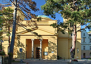 Hinterbrühl, Pfarrkirche hl. Johannes der Täufer, 1831 errichteter spätklassizistischer Bau, aus Dank für die Verschonung Österreichs vor der Choleraepidemie
