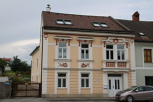 Kilb, Alter Markt Nr. 16: ehemaliges Gasthaus, Bau aus dem 17. Jh., im 20. Jh. weitgehend umgebaut