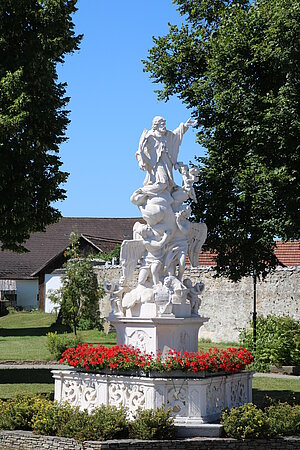 Langau, Nepomuksäule auf dem Hauptplatz, Chronogramm 1728
