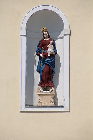 Sommerein, Pfarrkirche Mariae Heimsuchung, Marienigur von der Südfassade