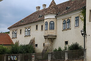 Maissau, Schloss, romantisch-historisierender Umbau einer spätmittelalterlichen Anlage mit Zubauten des 16. und 17. Jahrhunderts