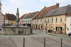 Hainburg, sog. Haydnbrunnen am Hauptplatz, Blick in die Ungarstraße