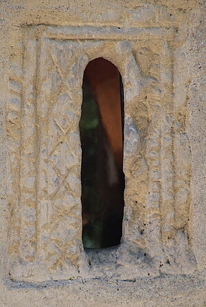 Pfarrkirche hl. Nikolaus, romanisches Rundbogenfenster