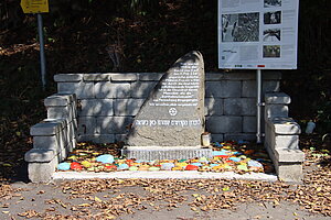 Hofamt Priel, Gedenkstein für die 230 ungarische Jüd:innen, die von einer SS Einheit am 2. Mai 1945 hingerichtet wurden