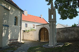 Hof am Leithaberge, Kirchhof mit gotischer Lichtsäule, 15. Jh.