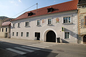Senftenberg, Unterer Markt Nr. 31, Bürgerhaus, im Kern 16. Jh., Fresken Ende 18. Jh.