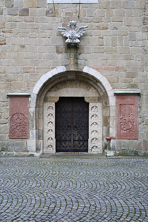 Tulln, Stadtpfarrkirche hl. Stephan, Westportal mit reliefierten Türpfosten, um 1200