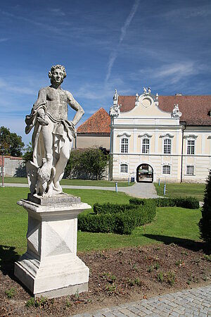 Stift Altenburg, Johannishof, Skulptur von F. Leopold Fahrmacher, um 1739