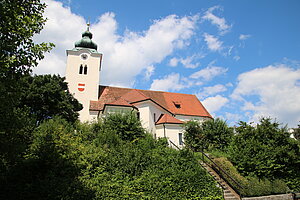 St. Martin am Ybbsfelde, Pfarrkirche hl. Martin, zwischen hohem gotischen Turm und frühgotischem Chor Langhausneubau von 1988