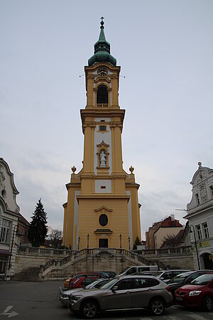 Stockerau, Pfarrkirche hl. Stephan, spätbarocke Saalkirche mit dominierendem Westturm
