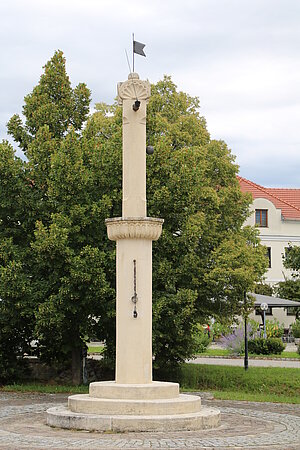 Straß im Straßertal, Pranger auf dem Marktplatz, 2. Hälfte 17. Jahrhundert