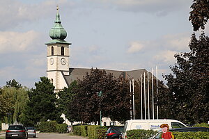 Trumau, Pfarrkirche hl. Johannes der Täufer, nachgotische Saalkirche mit Fassadenturm, 1588 errichtet, 1845 Erweiterungsbau