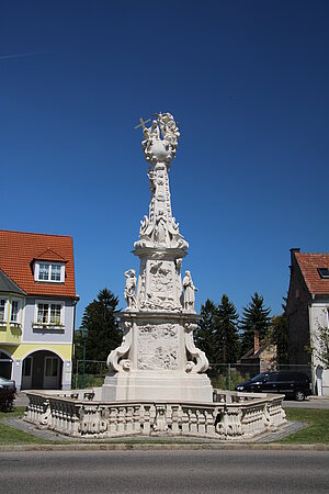 Ebenfurth, Dreifaltigkeitssäule auf dem Hauptplatz1713 errichtet